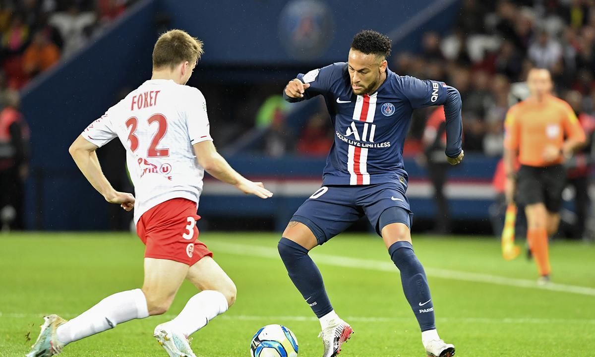 足球比赛只进行了15分钟就被迫中止英语