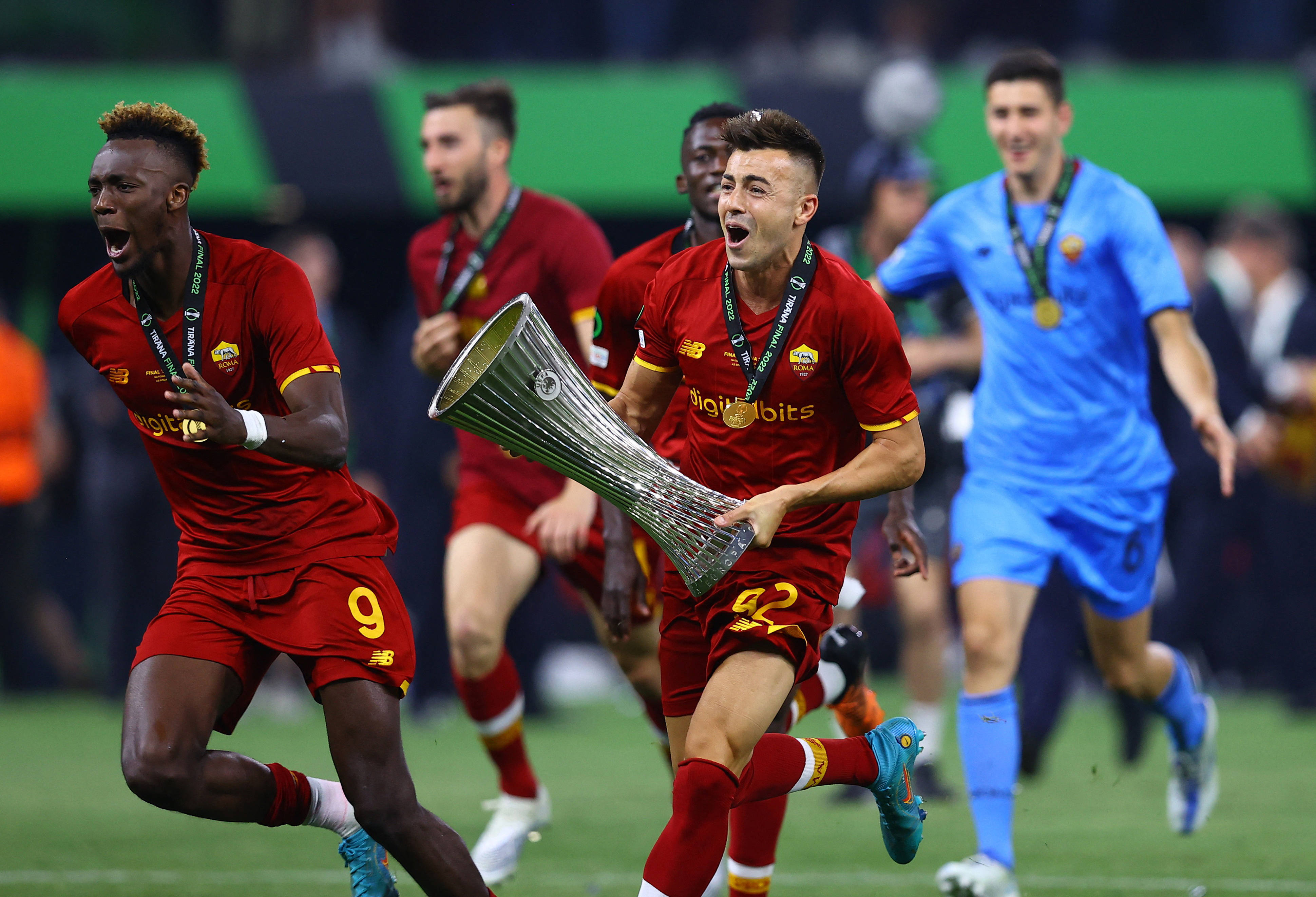 英雄联盟-窗口期费耶诺德调整名单以备意甲；豪取连胜环节打磨；更衣室稳定；细节决定成败